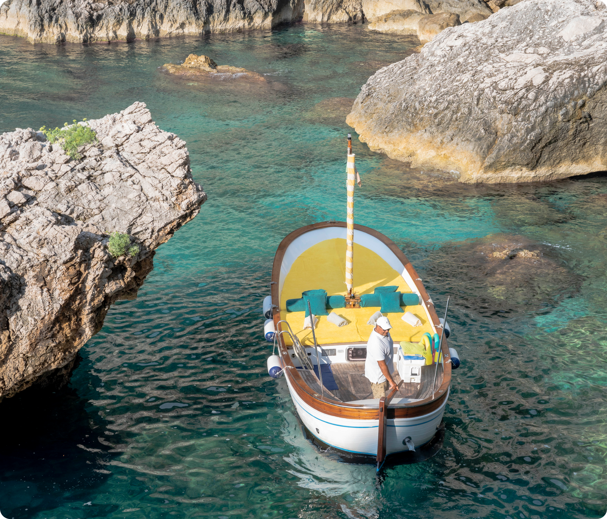 Vivi esperienze in barca a Capri uniche con Giu&Giu Club: appartamenti e tour personalizzati tra acque cristalline e paesaggi mozzafiato.