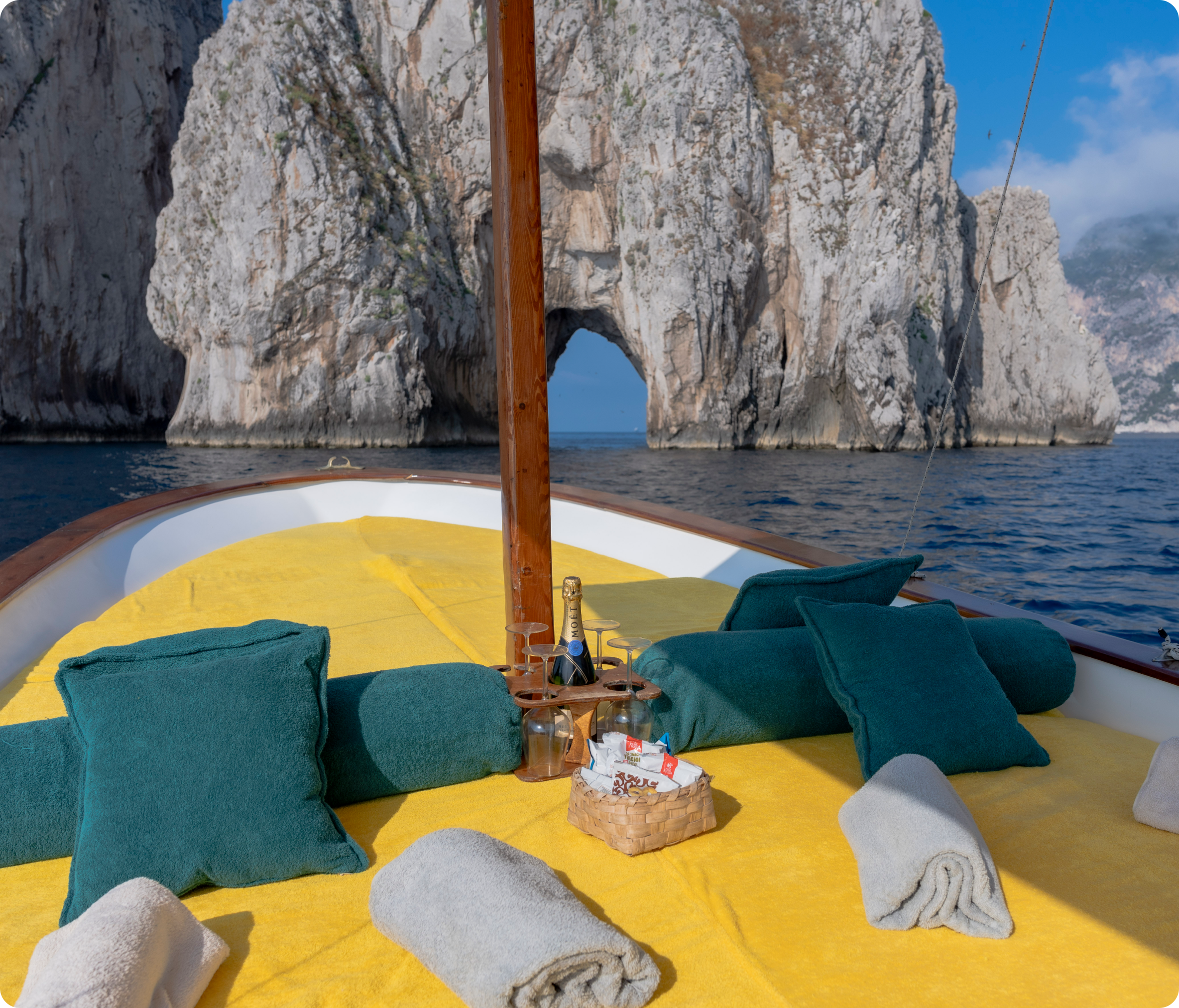 Vivi esperienze in barca a Capri uniche con Giu&Giu Club: appartamenti e tour personalizzati tra acque cristalline e paesaggi mozzafiato.