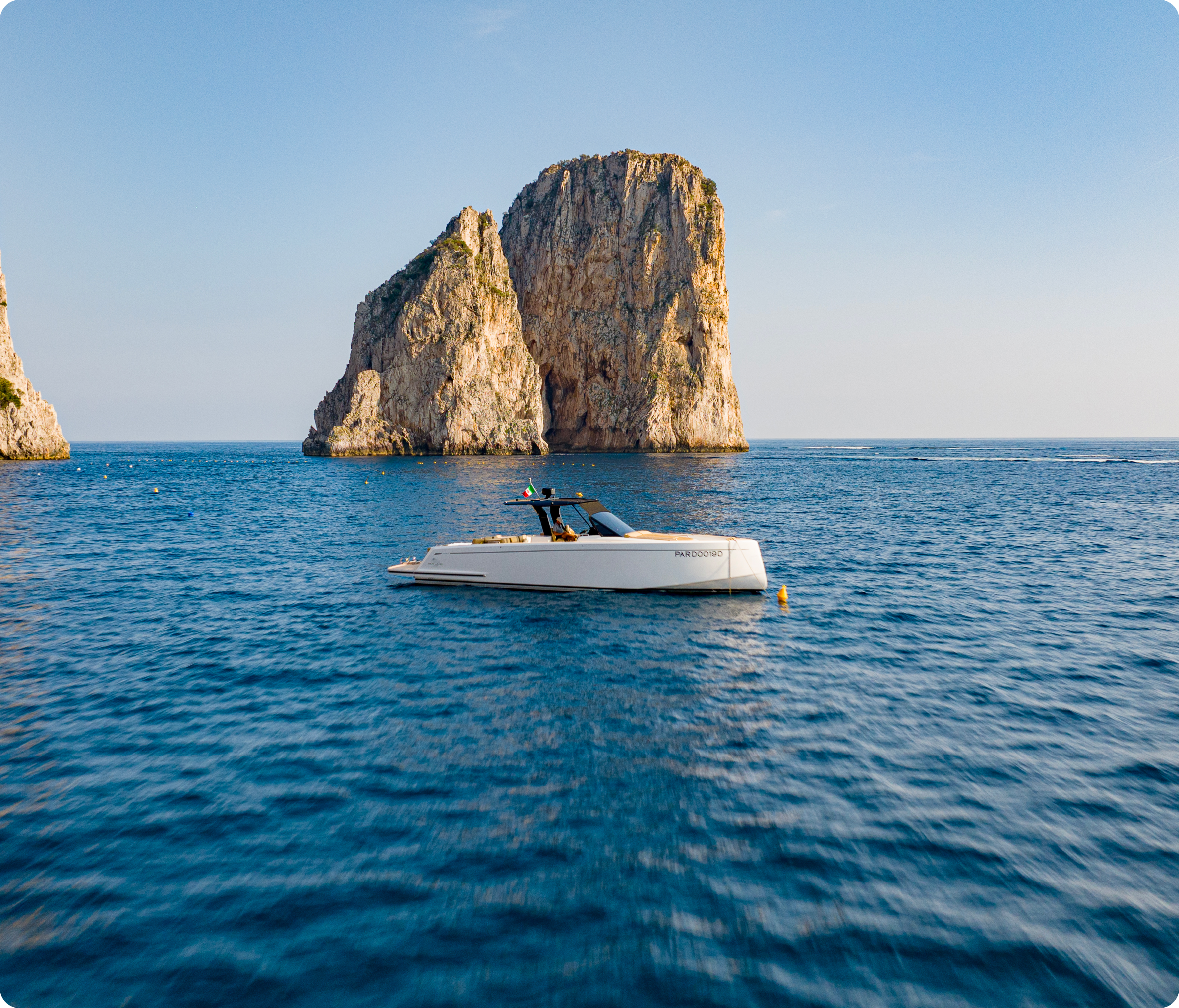 Vivi esperienze in barca a Capri uniche con Giu&Giu Club: appartamenti e tour personalizzati tra acque cristalline e paesaggi mozzafiato.