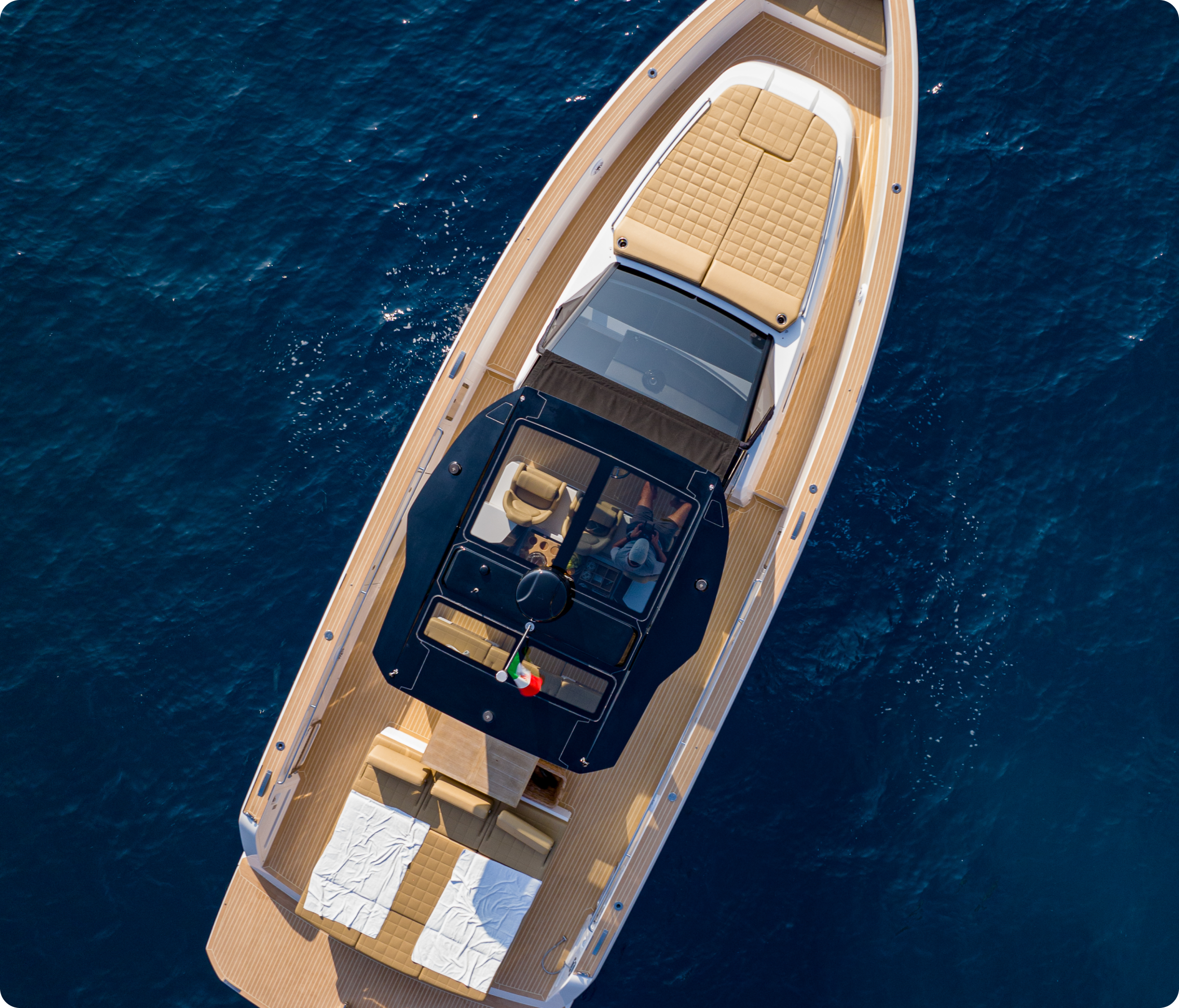 Vivi esperienze in barca a Capri uniche con Giu&Giu Club: appartamenti e tour personalizzati tra acque cristalline e paesaggi mozzafiato.