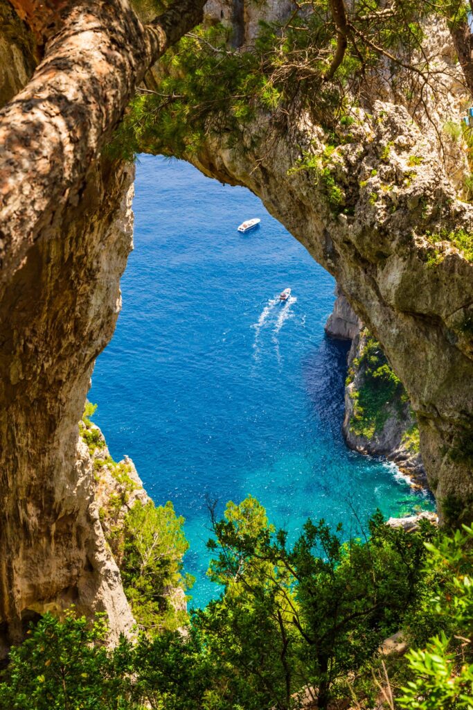 Vivi esperienze in barca a Capri uniche con Giu&Giu Club: appartamenti e tour personalizzati tra acque cristalline e paesaggi mozzafiato.