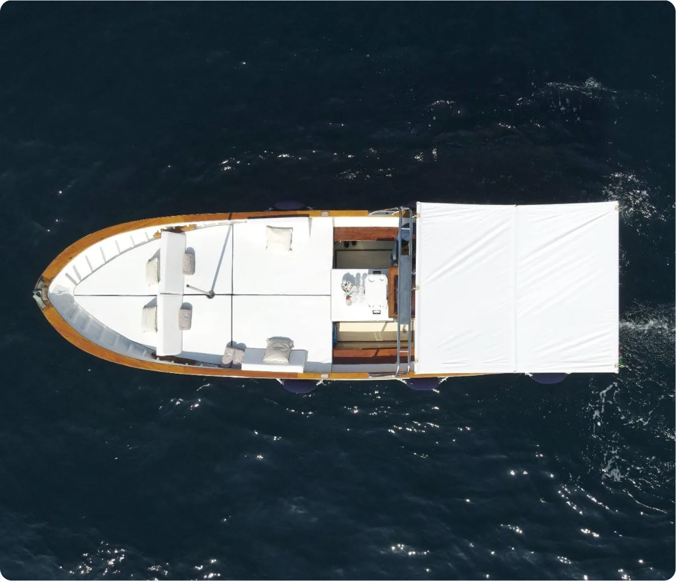 Lancia – Vivi esperienze in barca a Capri uniche con Giu&Giu Club: appartamenti e tour personalizzati tra acque cristalline e paesaggi mozzafiato.