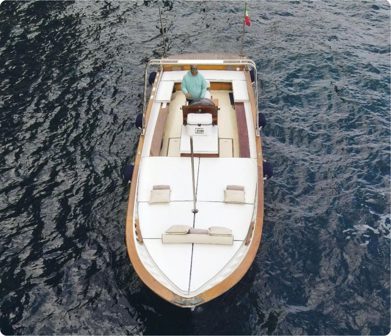 Lancia – Vivi esperienze in barca a Capri uniche con Giu&Giu Club: appartamenti e tour personalizzati tra acque cristalline e paesaggi mozzafiato.