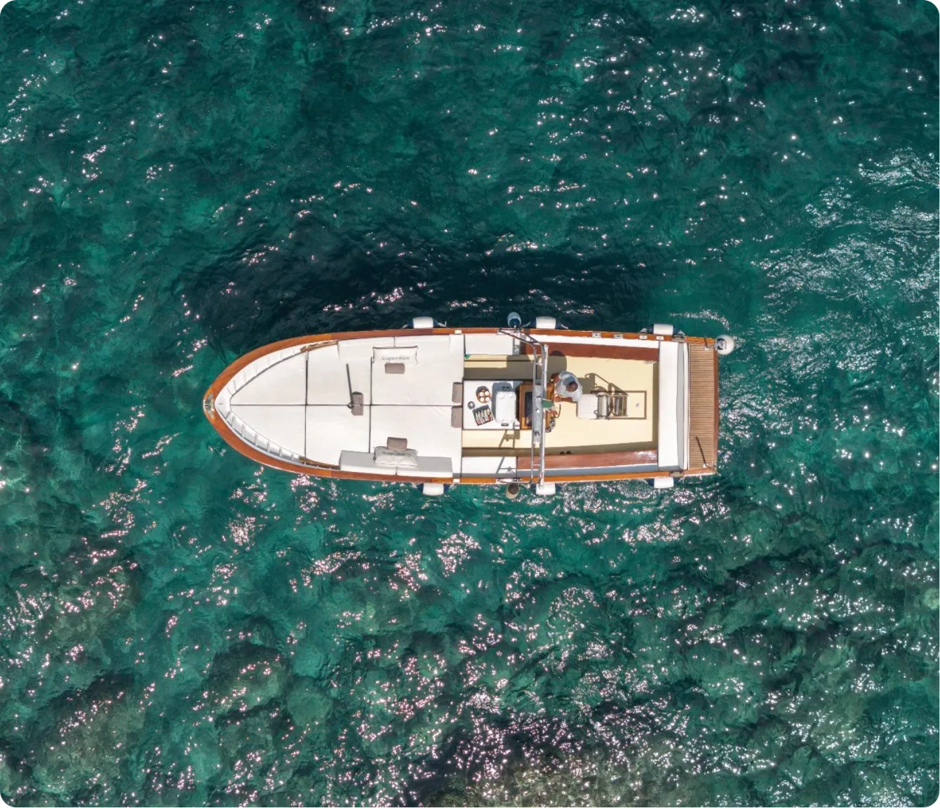 Lancia – Vivi esperienze in barca a Capri uniche con Giu&Giu Club: appartamenti e tour personalizzati tra acque cristalline e paesaggi mozzafiato.