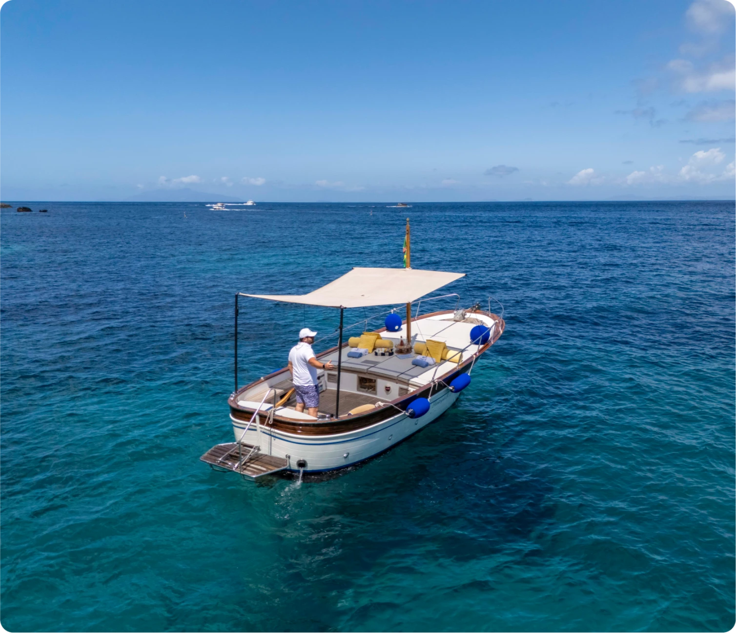 Santos – Vivi esperienze in barca a Capri uniche con Giu&Giu Club: appartamenti e tour personalizzati tra acque cristalline e paesaggi mozzafiato.