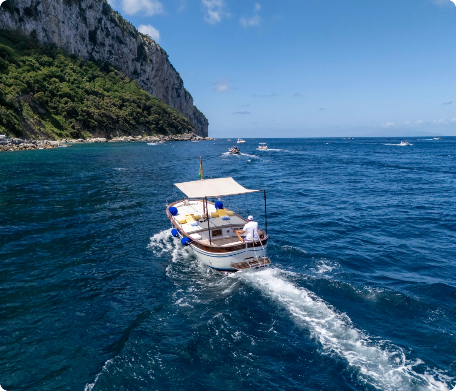 Santos – Vivi esperienze in barca a Capri uniche con Giu&Giu Club: appartamenti e tour personalizzati tra acque cristalline e paesaggi mozzafiato.