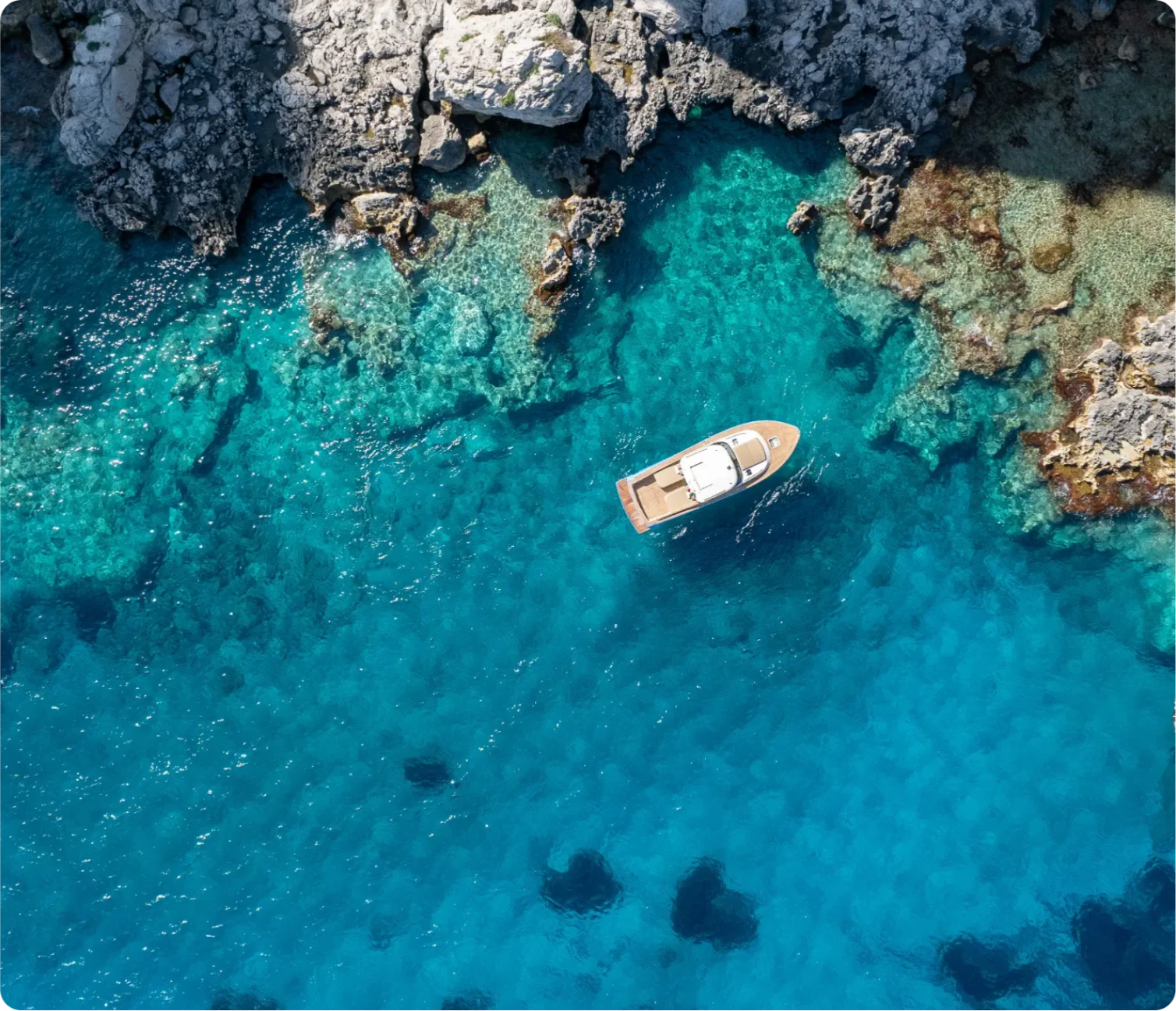 Toy 36 – Vivi esperienze in barca a Capri uniche con Giu&Giu Club: appartamenti e tour personalizzati tra acque cristalline e paesaggi mozzafiato.