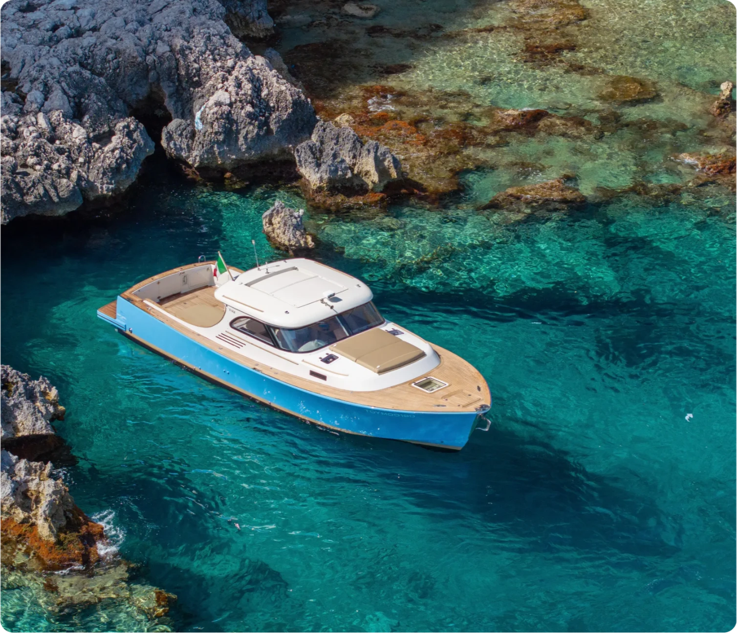 Toy 36 – Vivi esperienze in barca a Capri uniche con Giu&Giu Club: appartamenti e tour personalizzati tra acque cristalline e paesaggi mozzafiato.